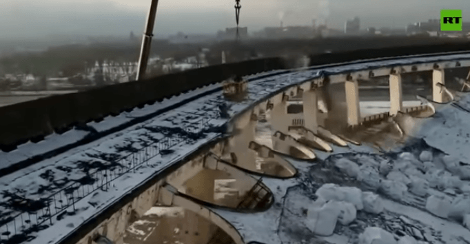 V Petrohrade robotník prepílil nosník a obrovský štadión sa nečakane celý zrútil (VIDEO)
