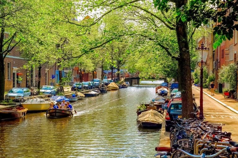 Po amsterdamských kanáloch budú čoskoro plávať len ekologické plavidlá poháňané elektrickou energiou