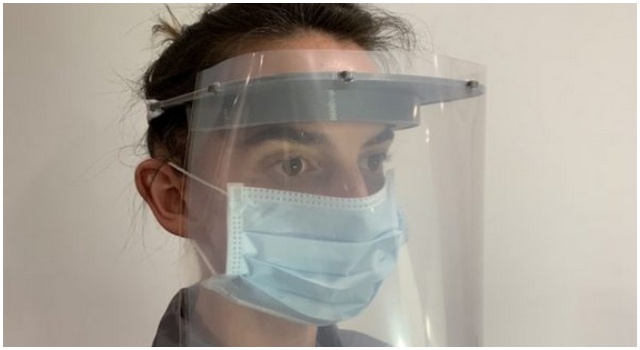 Vďaka dvom šikovným ľuďom vyrábajú dobrovoľníci z celého sveta ochranné a odbúrateľné plastové 3D masky