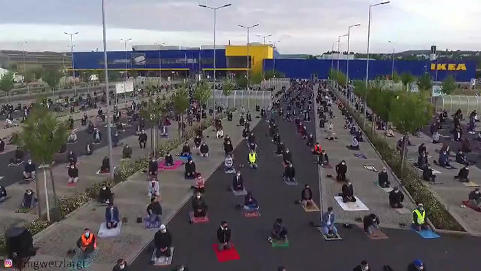 V Nemecku sa modlilo vyše 700 moslimov na parkovisku pred spoločnosťou IKEA
