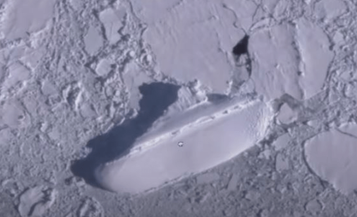 Chlapík objavil prostredníctvom Google Earth tajomnú vyše 100 metrov dlhú ľadovú loď