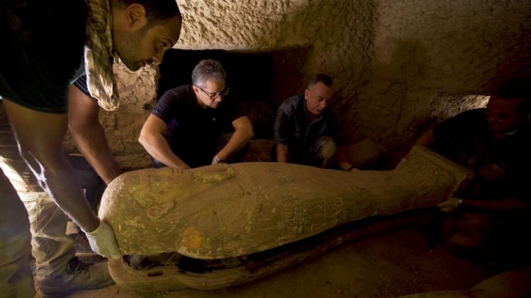 Úžasný objav v Egypte – našli tam 13 kompletne uzavretých rakiev starých 2 500 rokov!