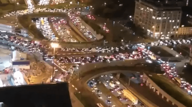 Viete si predstaviť kolónu áut dlhú viac ako 700 km? Reálne k nej došlo v Paríži
