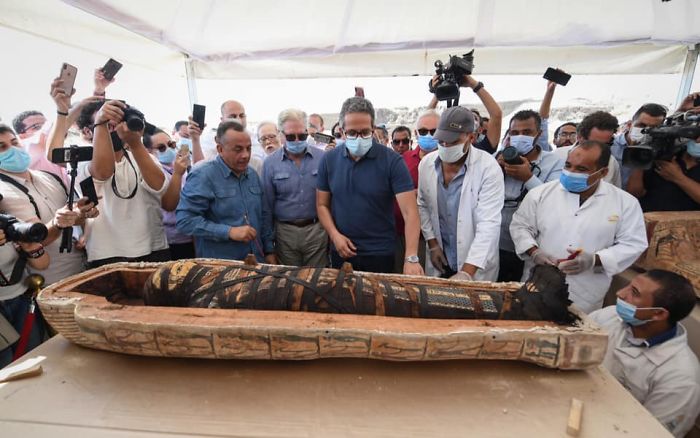 Egyptskí archeológovia odkryli pred očami verejnosti 2 500 rokov starý sarkofág