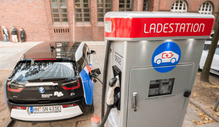 Spojené kráľovstvo zakáže od roku 2030 všetky benzínové a naftové automobily