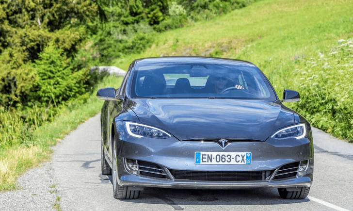Výskum naznačuje, že autopilot spoločnosti Tesla by dokázal znížiť množstvo autonehôd až o 80%