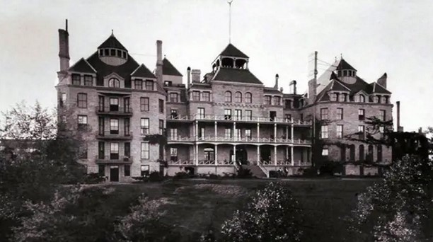 Toto je najstrašidelnejší hotel v USA, v ktorom sa našli stovky nádob ľudských pozostatkov
