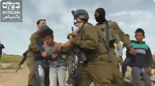 Izraelskí vojaci zatýkajú palestínske deti za to, že zbierajú rastlinu