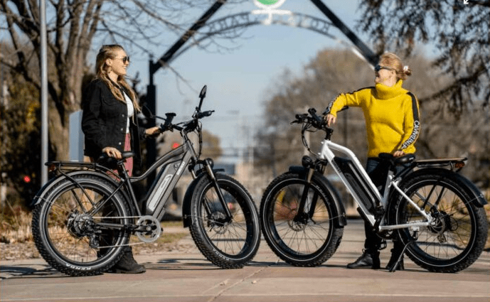 Francúzsko poskytne grant každému vlastníkovi staršieho auta, ktoré bude ochotný vymeniť za elektrobicykel