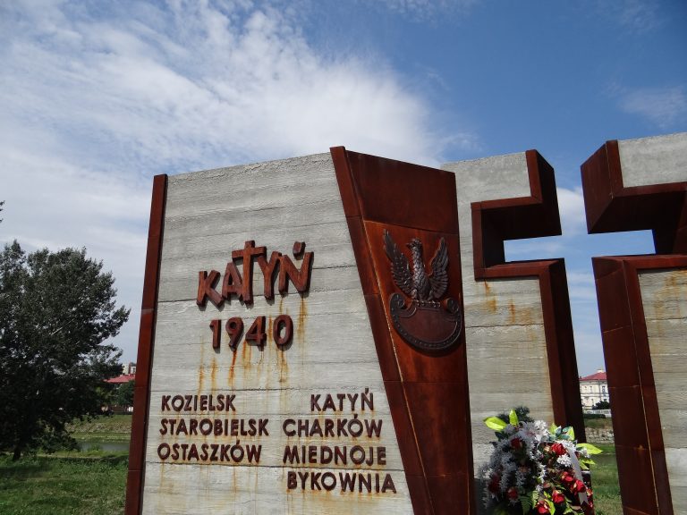 Dnešný deň v histórii – 13. apríla sa Sovieti po 57 rokoch priznali ku Katynskému masakru