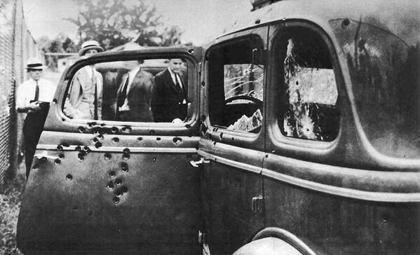Dnešný deň v histórii – 23. mája bol na márne kúsky rozstrieľaný milostný párik Bonnie a Clyde