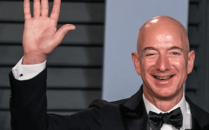 Vyše 40 000 ľudí sa podpísalo pod petície, ktorými žiadajú, aby Jeff Bezos nadobro zostal vo vesmíre