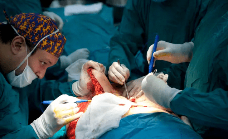 Chlapík zdieľal zimomriavkový príbeh o tom, ako sa počas vlastnej operácie prebudil
