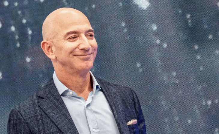 Jeff Bezos odchádza do dôchodku s dvakrát viac peniazmi ako má britská monarchia