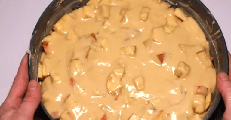 Zaujímavý Recept: Rýchly jablkový koláč, ktorého príprava vám nezaberie viac ako 5 minút !