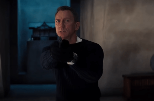 Hviezda Jamesa Bonda Daniel Craig povedal, že chodí pravidelne do gay barov, aby sa vyhýbal bitkám a agresii