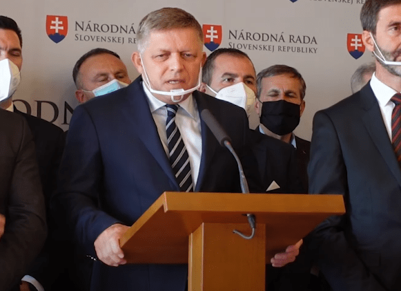 Fico sa v nahrávke z chaty priznal, že mu vykradli kanceláriu. Zmizlo 50-tisíc eur a zlaté mince