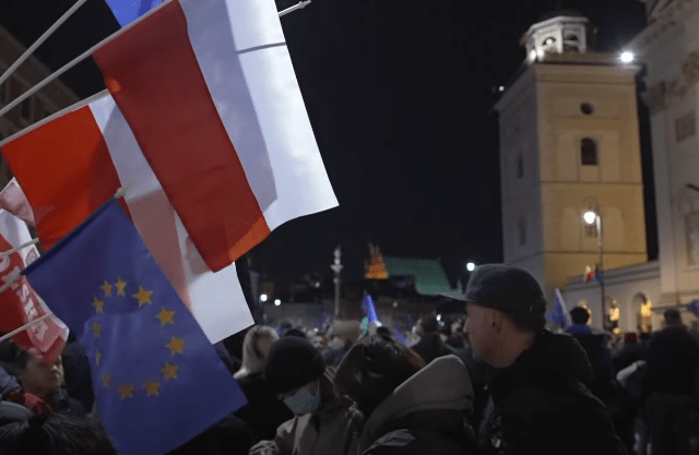 Poliaci sa zúčastnili protestov kvôli obave, že ich krajina vystúpi z Európskej únie
