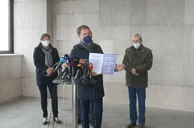 Igor Matovič chce motivovať dôchodcov k očkovaniu 500-eurovým poukazom. Tieto peniaze by mohli pomôcť postihnutým sektorom