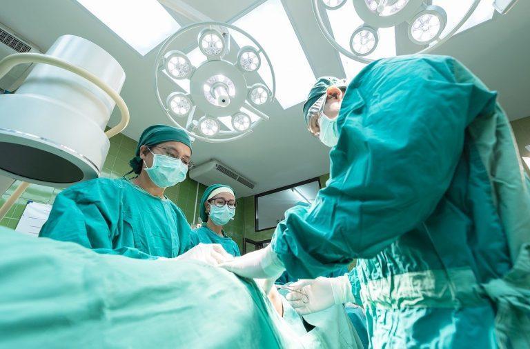 Obrovský úspech v medicíne. Po prvý raz na svete transplantovali ľudskému pacientovi prasacie srdce