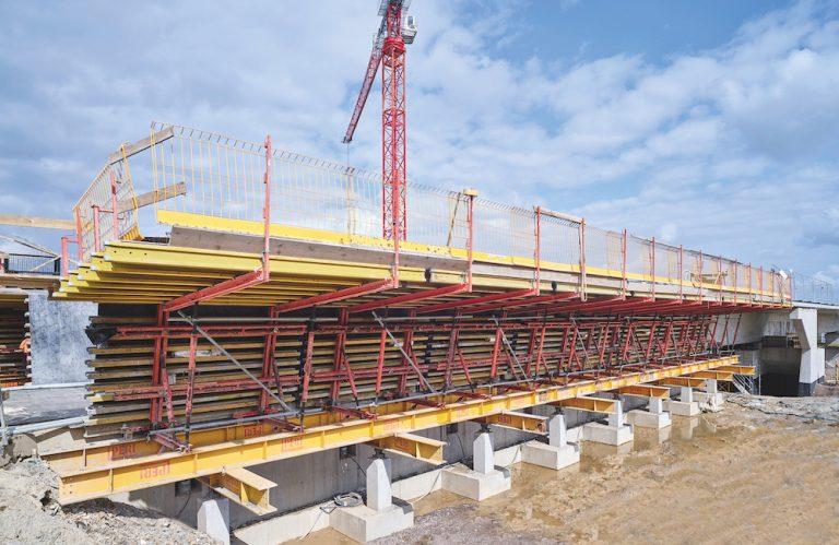 Dodržanie týždenného cyklu s technológiou pre vysúvané mosty PERI VARIOKIT VIL 