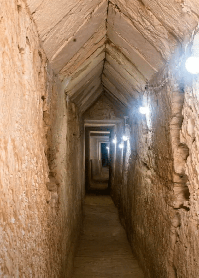 Archeológovia objavili pod egyptským chrámom tajný tunel