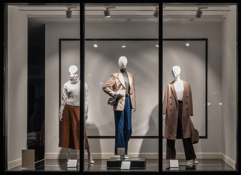 Vizuálny merchandising v obchode s oblečením – sila figurín