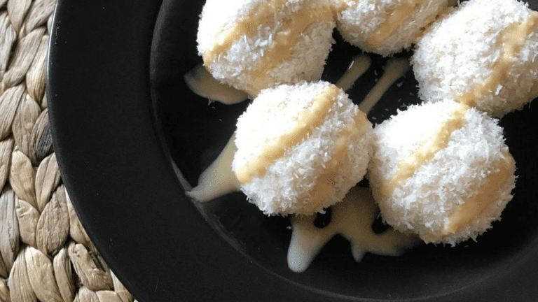 Tento jednoduchý recept na nízkokalorické kokosové gule sa vám bude hodiť ak chcete mať Vianoce o čosi zdravšie