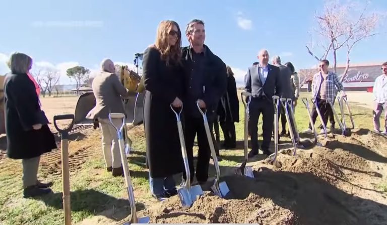 Slávny herec pomáha sirotám v núdzi: Postaví domovy pre osamelé deti
