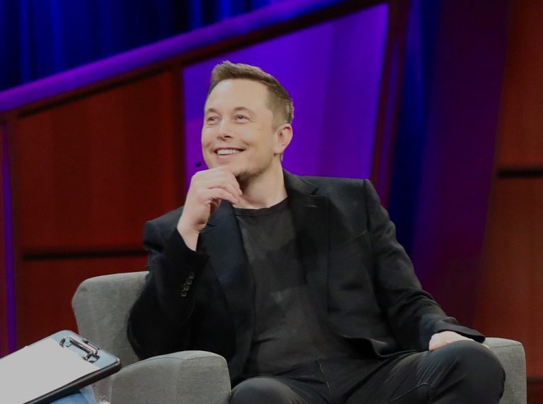 Elon Musk rozvíril vody internetu: Prečo je posunková reč vo videách s titulkami?
