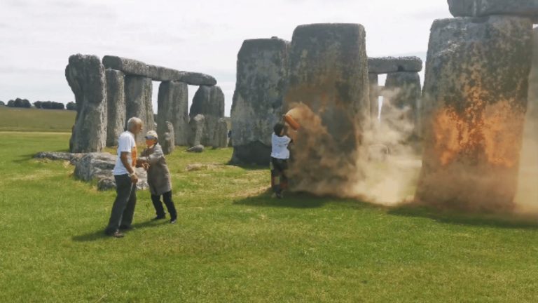 Stonehenge je zafarbený na oranžovo – zatkli dvoch aktivistov