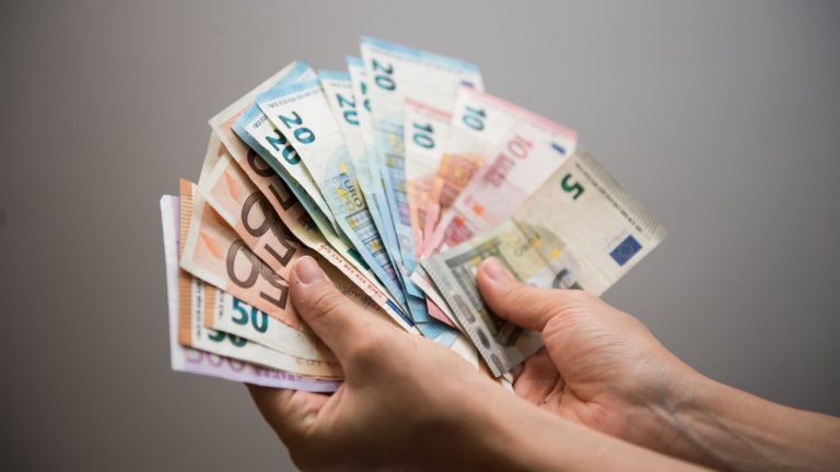 Zamestnanci sa môžu tešiť: Od septembra dostanú viac. Kto si prilepší a o koľko?