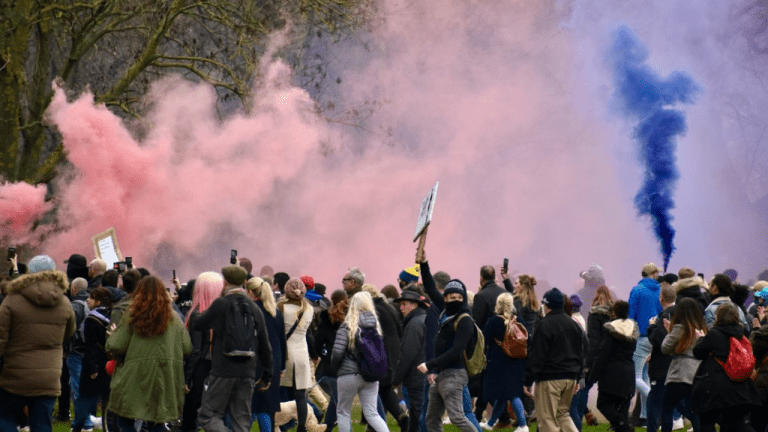 Protestujúci v Barcelone sa vzbúrili proti návalu zahraničných turistov
