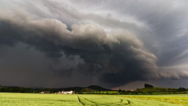 Varovanie pred búrkami pre celé Slovensko: Pre 2 okresy platí výstraha 1. stupňa!