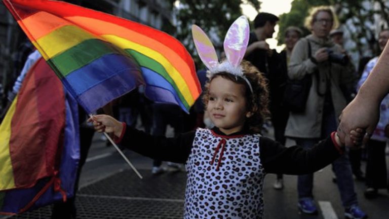 Zmena školského zákona? Chcú zakázať „propagáciu netradičných sexuálnych orientácií“