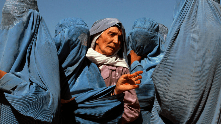 Taliban zakázal ženám hovoriť na verejnosti. Prísne obmedzenia sa týkajú spevu a čítania