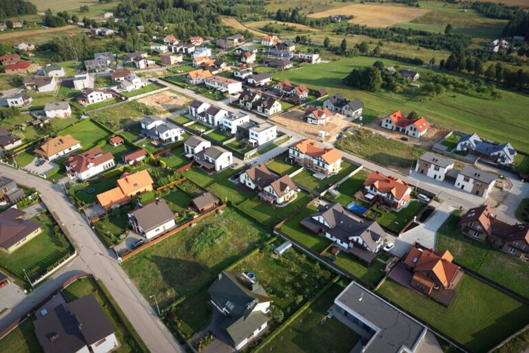 Váhate medzi bungalovom a poschodovým domom? Aké majú výhody?
