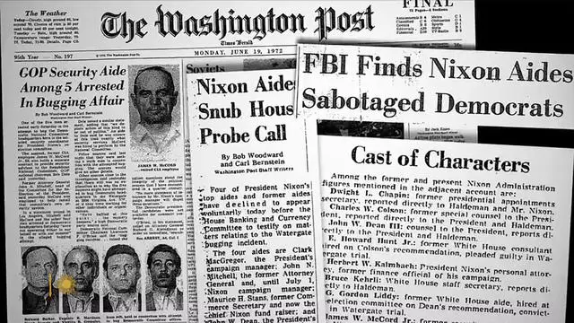 Snímka starých novín s článkami o vyšetrovaní aféry Watergate z roku 1972.