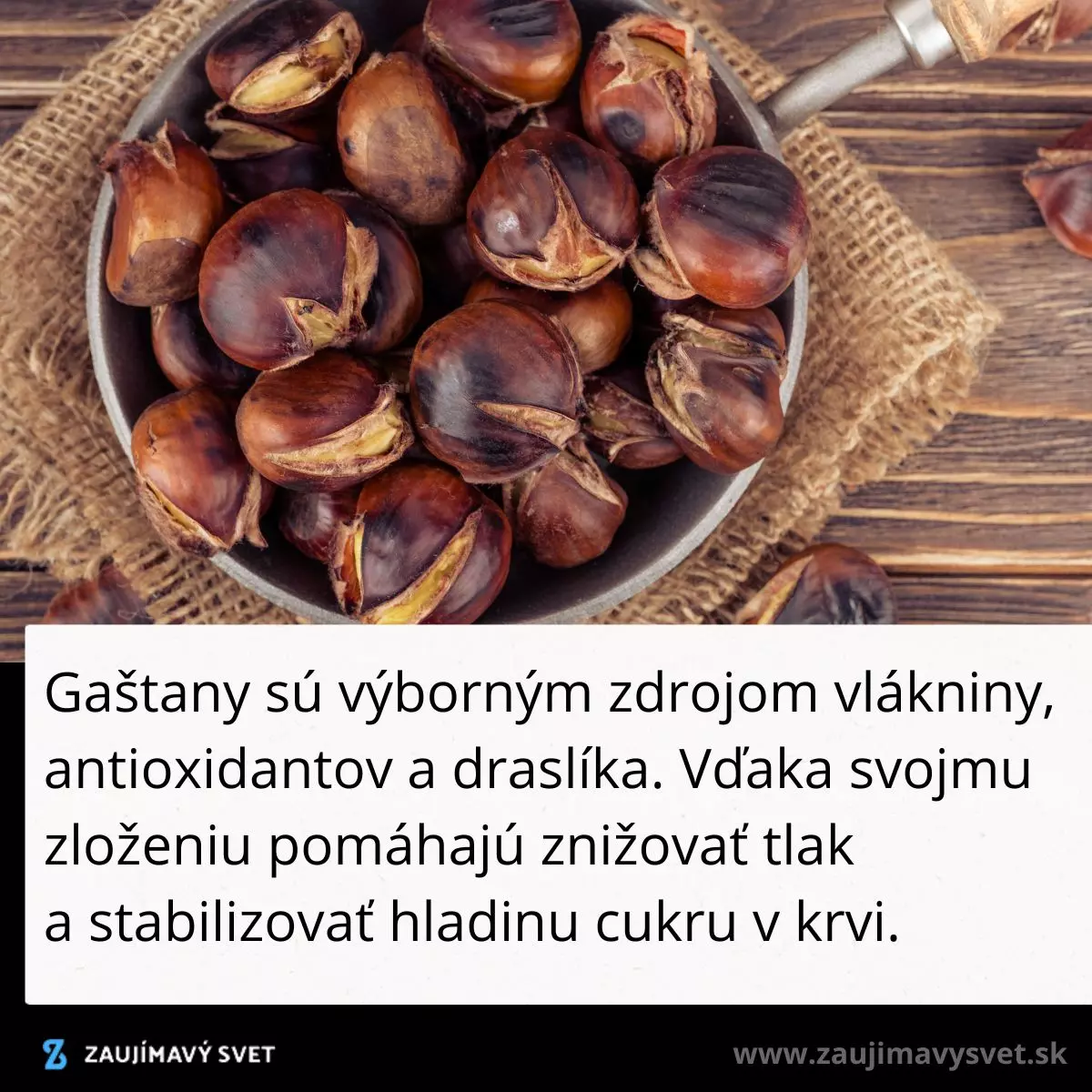 Miska so surovými gaštanmi na drevenom stole s jutovým obrúskom.
