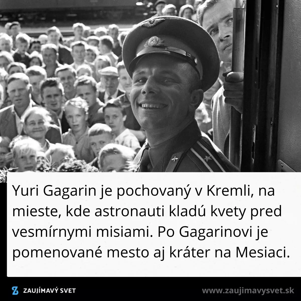 Historická fotografia astronauta s úsmevom obklopeného davmi ľudí, vyžarujúca nadšenie a obdiv publika.