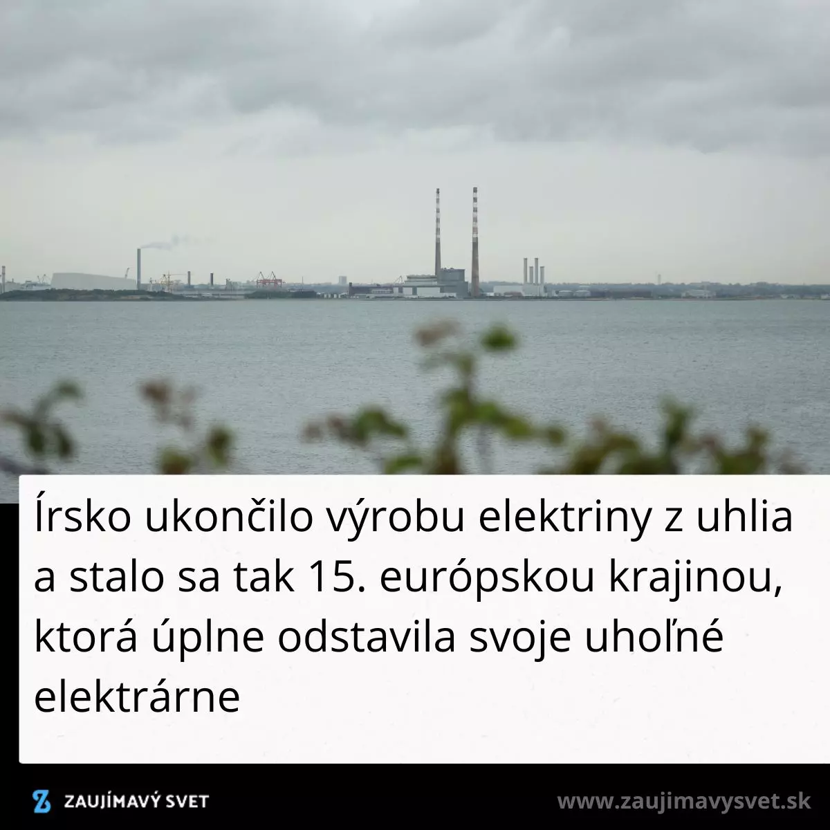 Írske pobrežie s elektrárňou v pozadí na zamračený deň, symbolizujúce prechod k čistej energii.