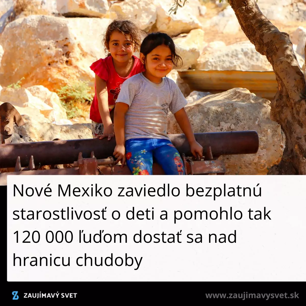 Dievčatá hrajúce sa vonku v prírode s nápisom o sociálnej pomoci v Novom Mexiku.