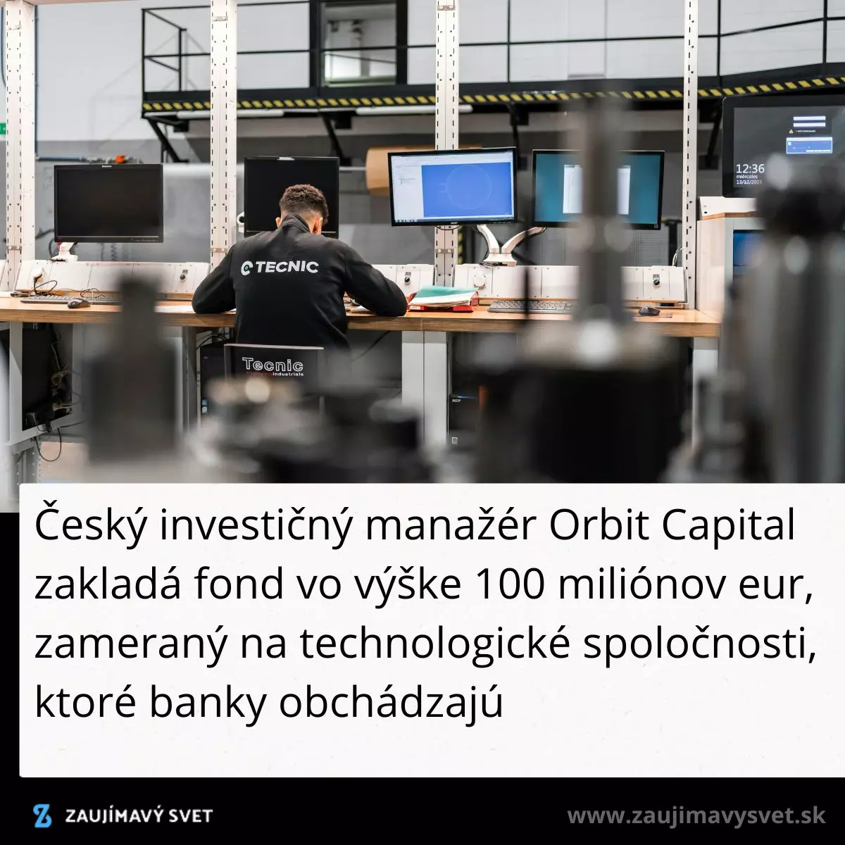 Osoba pracujúca v kancelárii s viacerými počítačmi, odkazuje na investičný fond zameraný na technologické firmy.