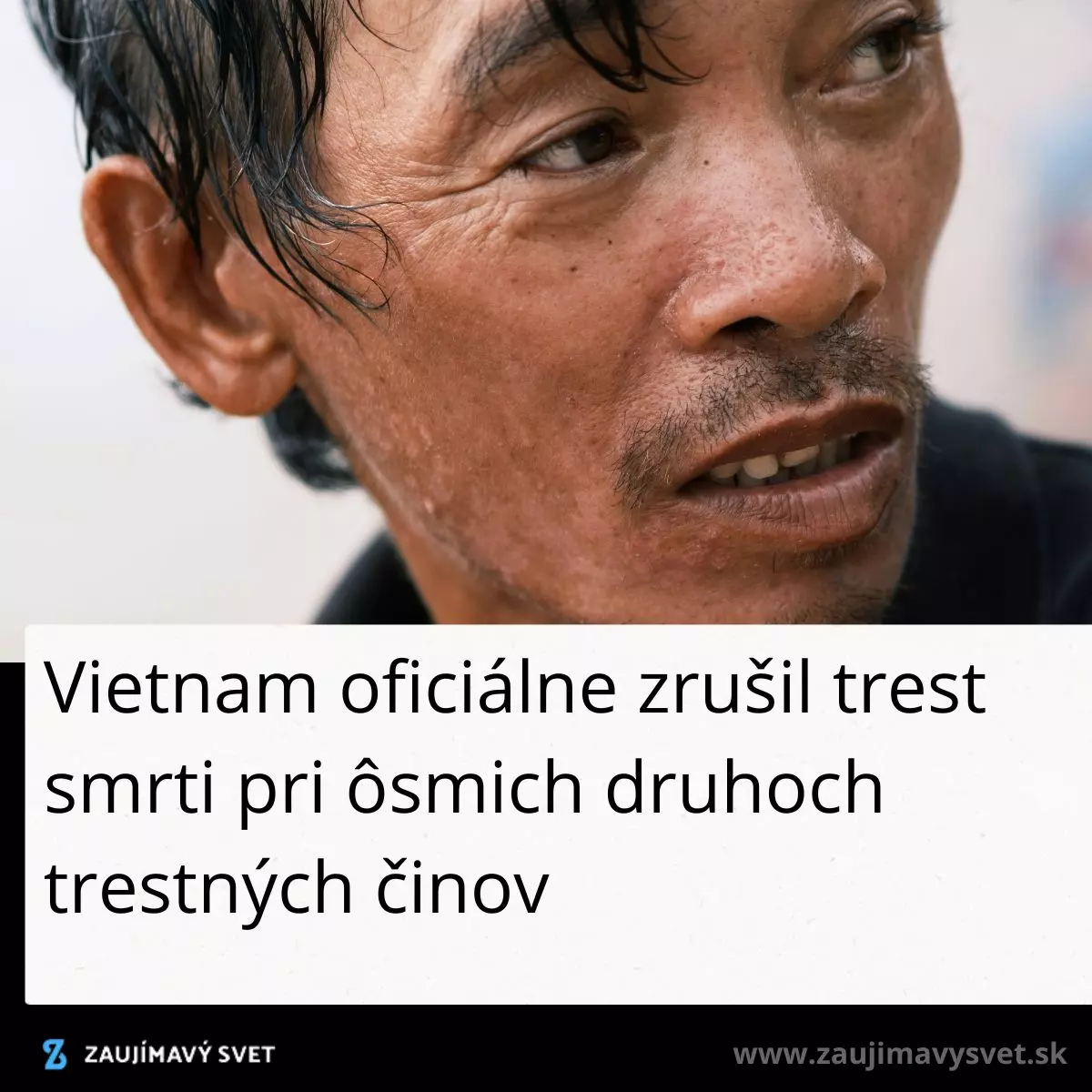 Muž so zamysleným pohľadom na obrázku s textom o zrušení trestu smrti vo Vietname pre osem trestných činov.