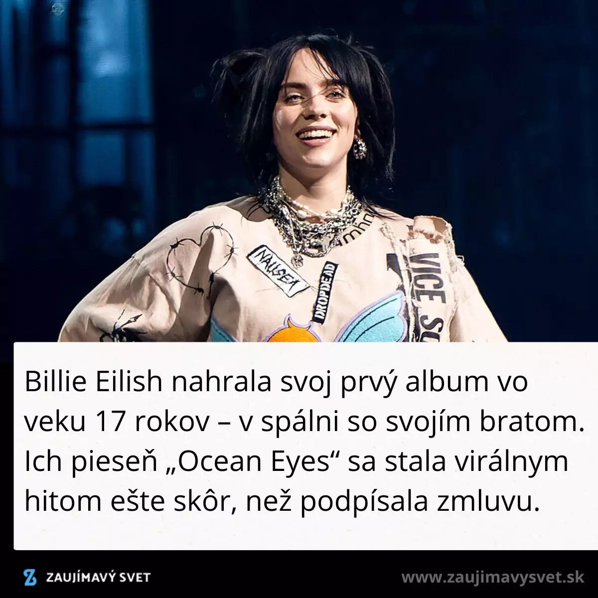 Speváčka na pódiu s úsmevom, oblečená v farebnej bunde. Text o jej úspechu s piesňou Ocean Eyes.