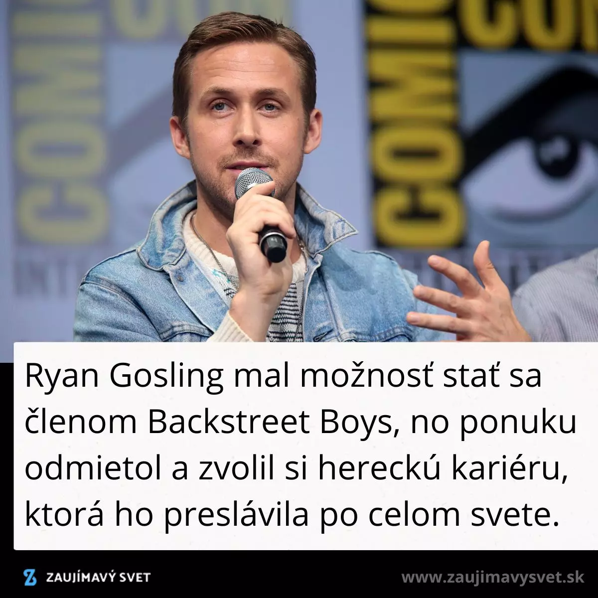 Herec s mikrofónom rozpráva na konferencii, za ním logo a text o kariérnom rozhodnutí.