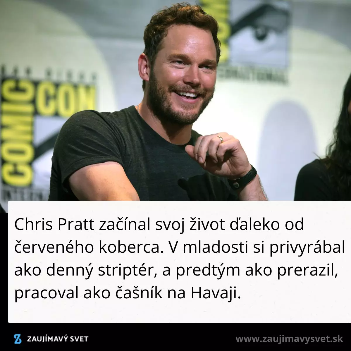 Herec na Comic Cone s úsmevom, pričom diskutuje na pódiu počas filmového podujatia.