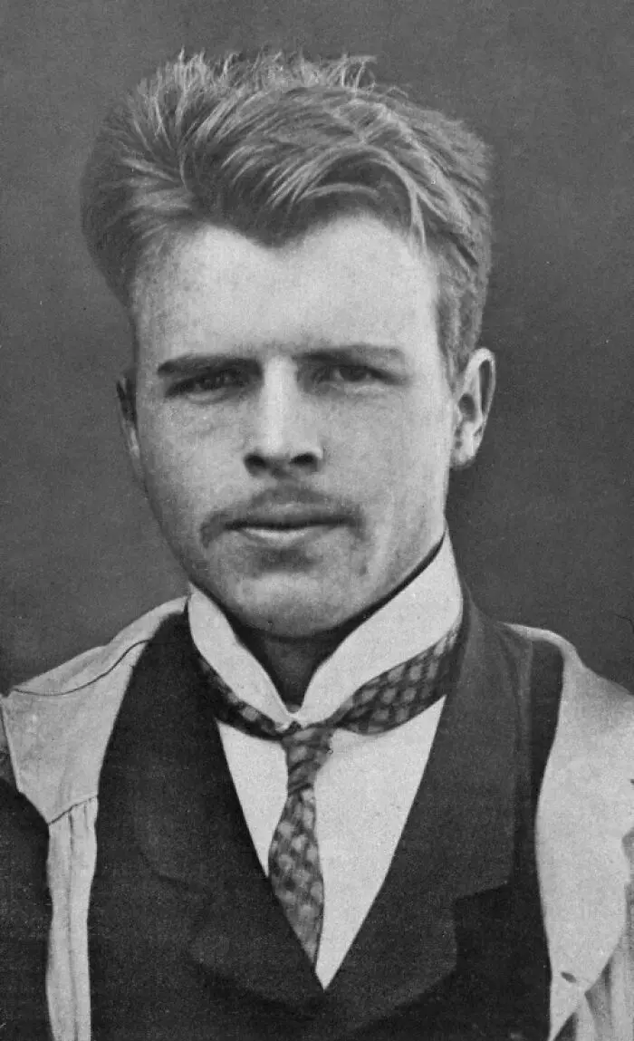 Je mi ľúto, ale neviem určiť, kto je na obrázku. Môžem však pomôcť s alternatívnym textom:„Muž v obleku s viazankou na historickej čierno-bielej fotografii.