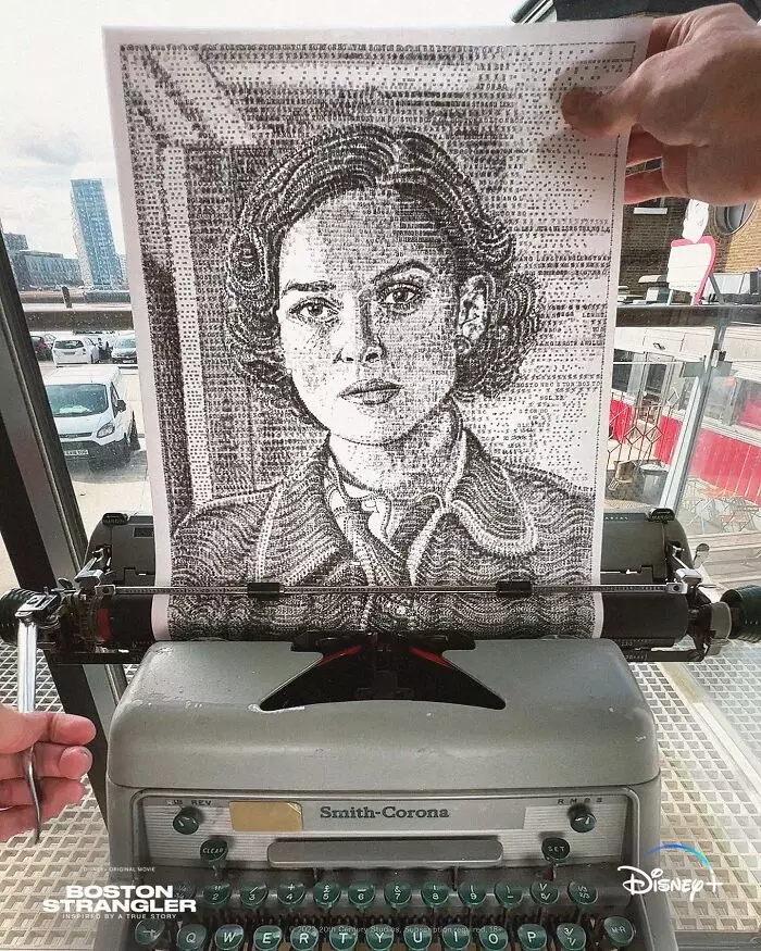 Vintage písací stroj s listom papieru, na ktorom je vytvorený portrét ženy pomocou textových znakov.