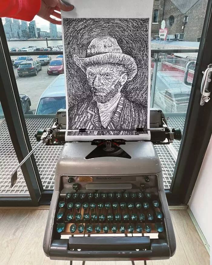 Strojopisná kresba muža v klobúku vytvorená na písacom stroji, náhľad z moderného interiéru.